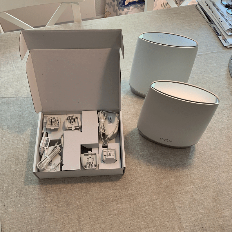 Netgear Orbi RBK752 and what it comes with